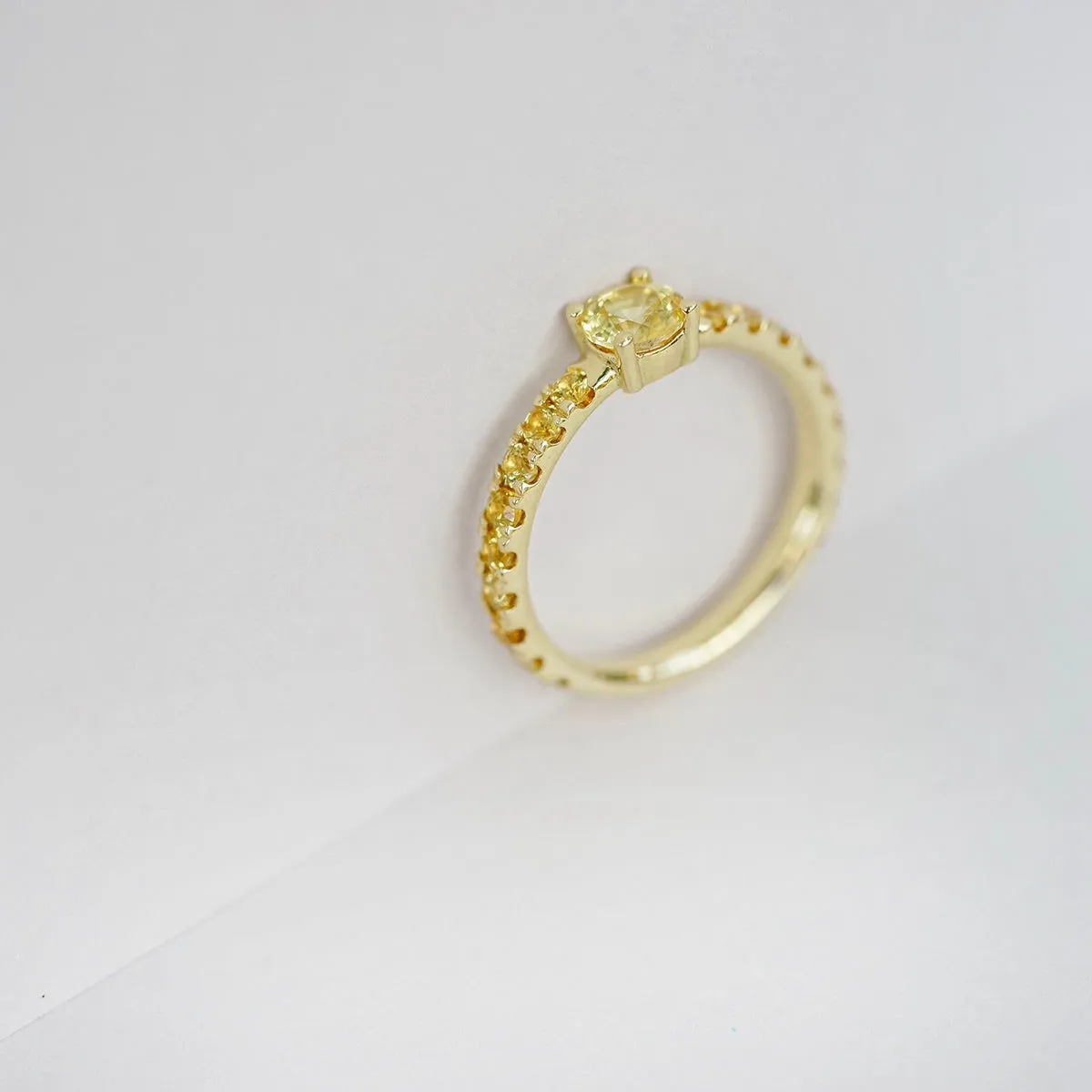 Candy Sweet Yellow 18K Gold Ring w. Sapphires
