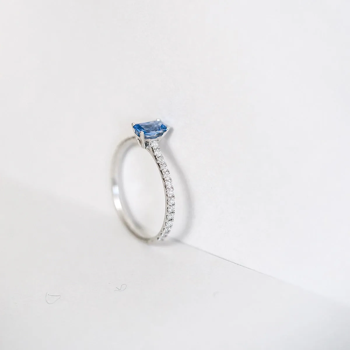 Candy Violete Blue 18K Whitegold Ring w. Sapphire & Diamonds