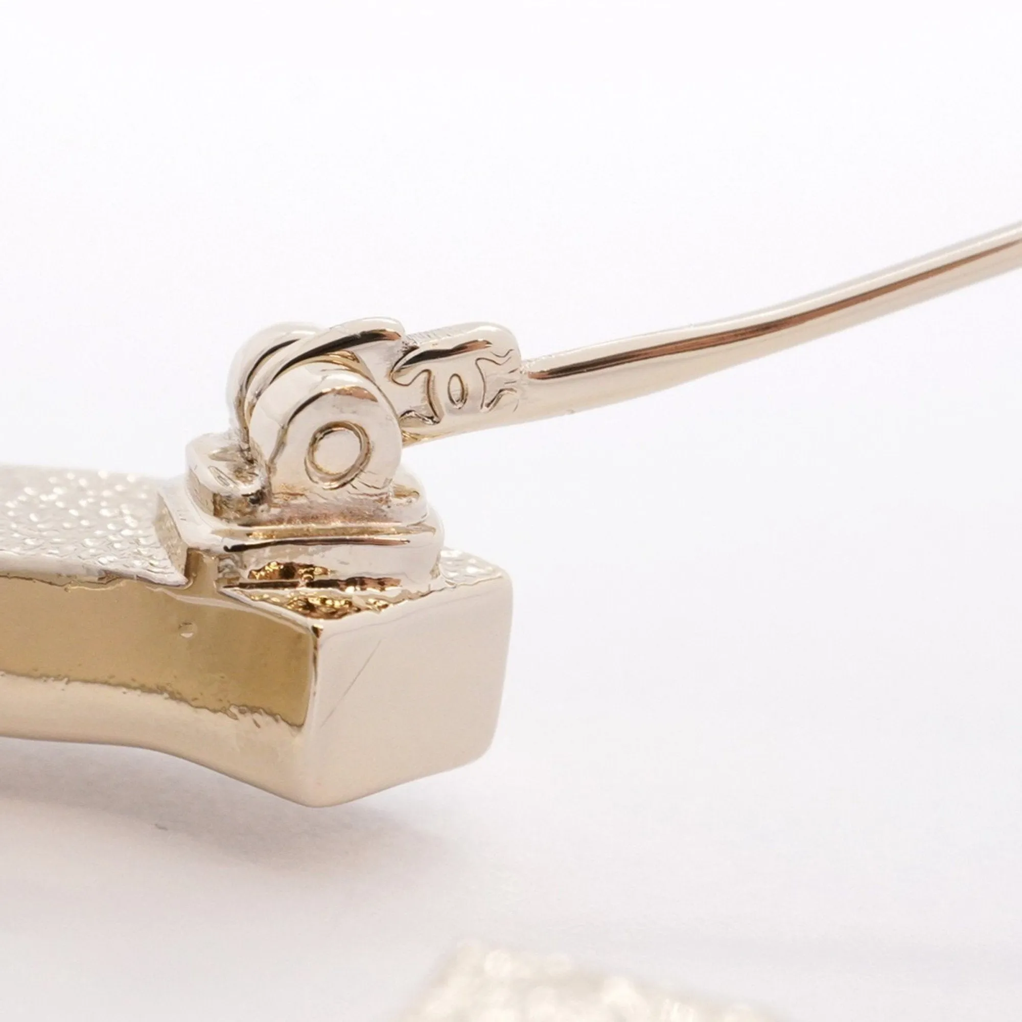 Chanel Champagne gold pink gold Plating Brooch (Pre-Owned)