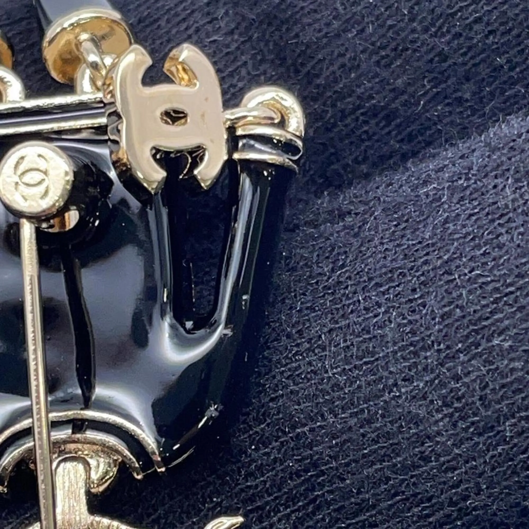 Chanel gold Brooch (Pre-Owned)