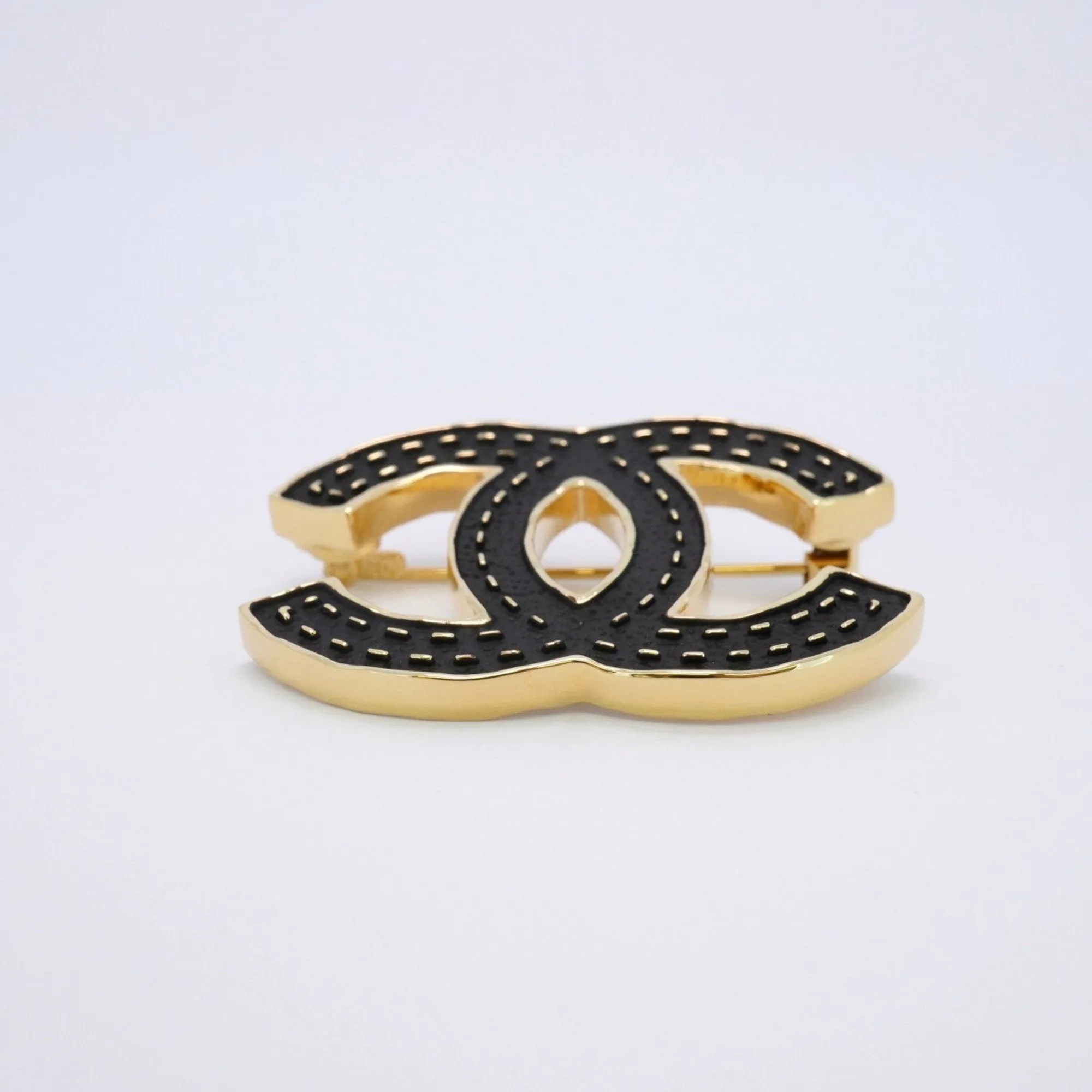 Chanel gold gold Plating Brooch (Pre-Owned)