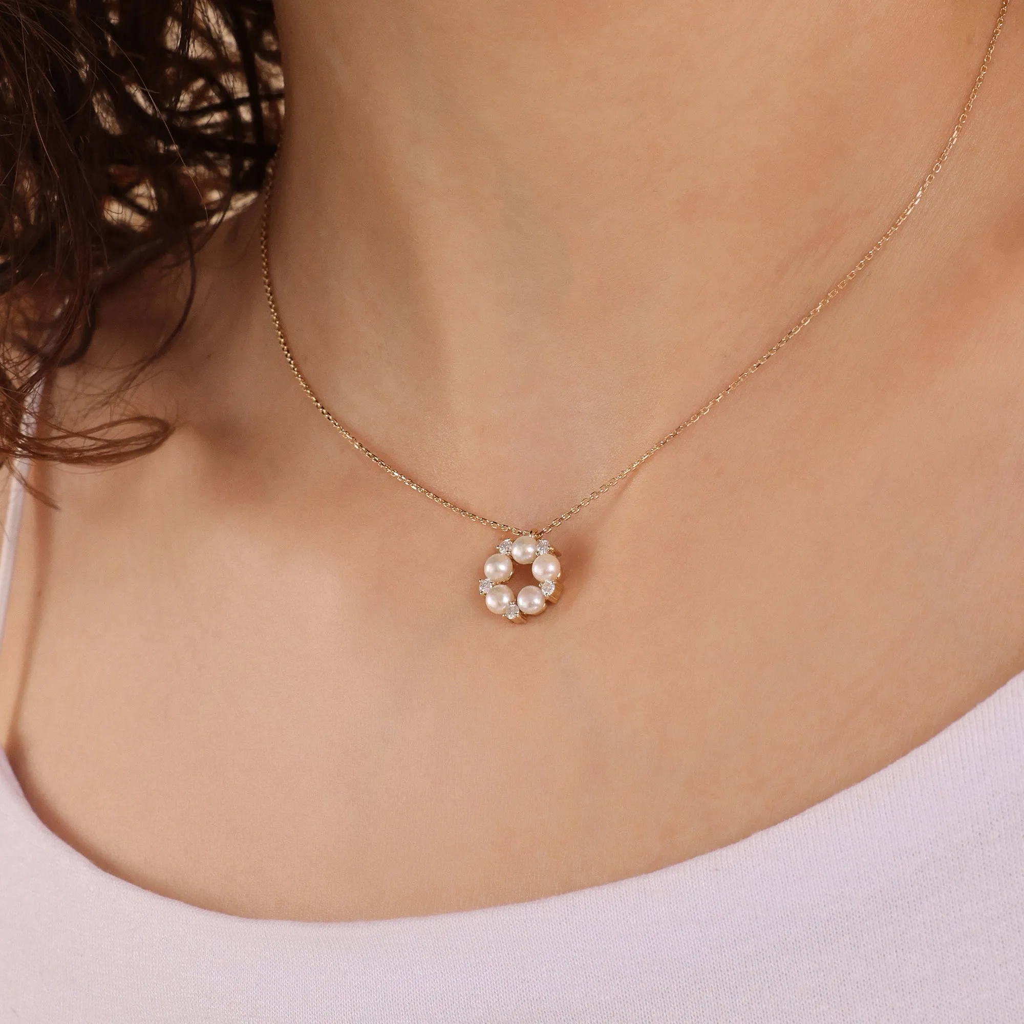 Diamond and Pearl Pendant Necklace, Perla SARAHELISE