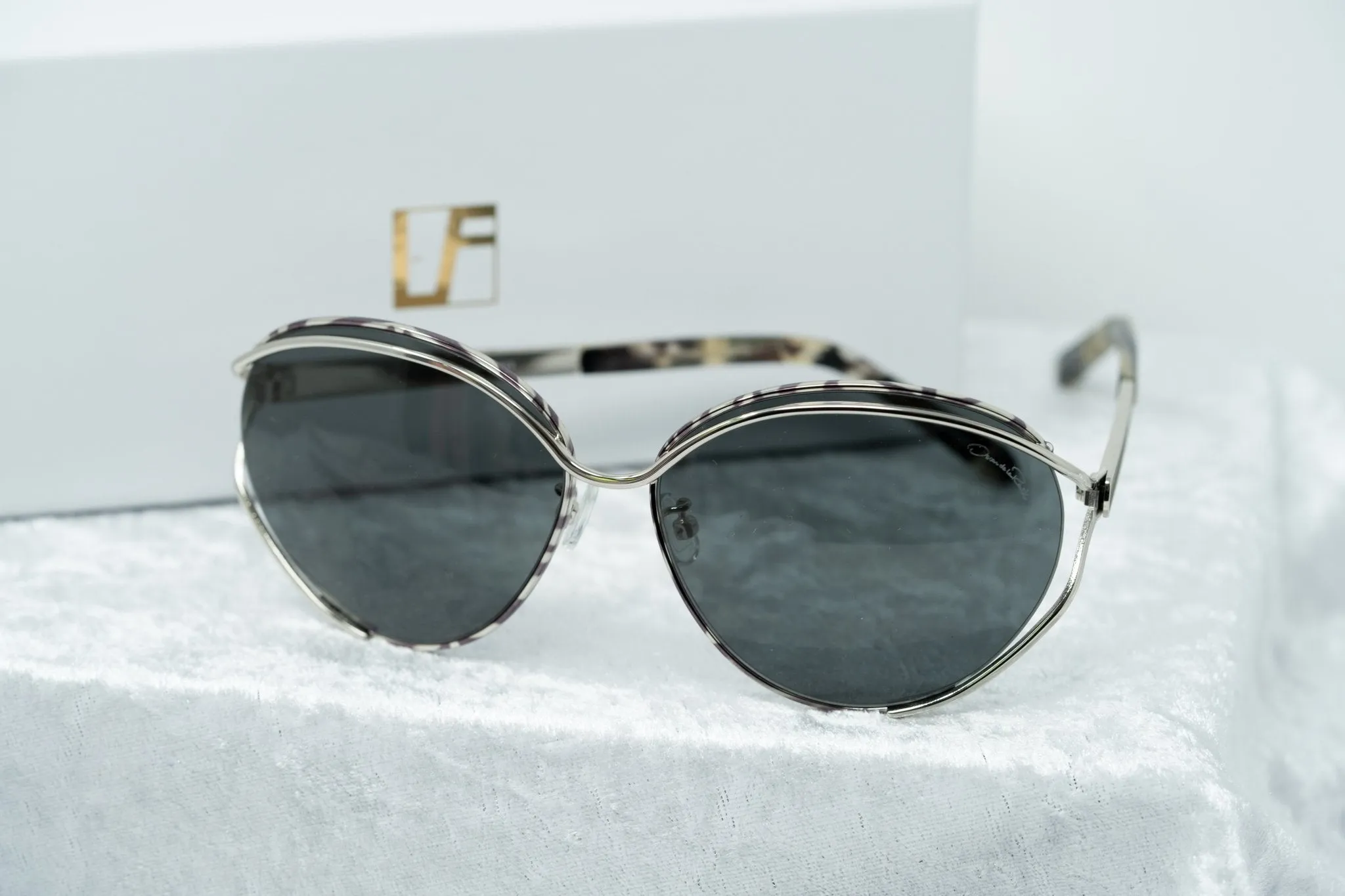 Oscar De La Renta Sunglasses Oval Black White and Grey