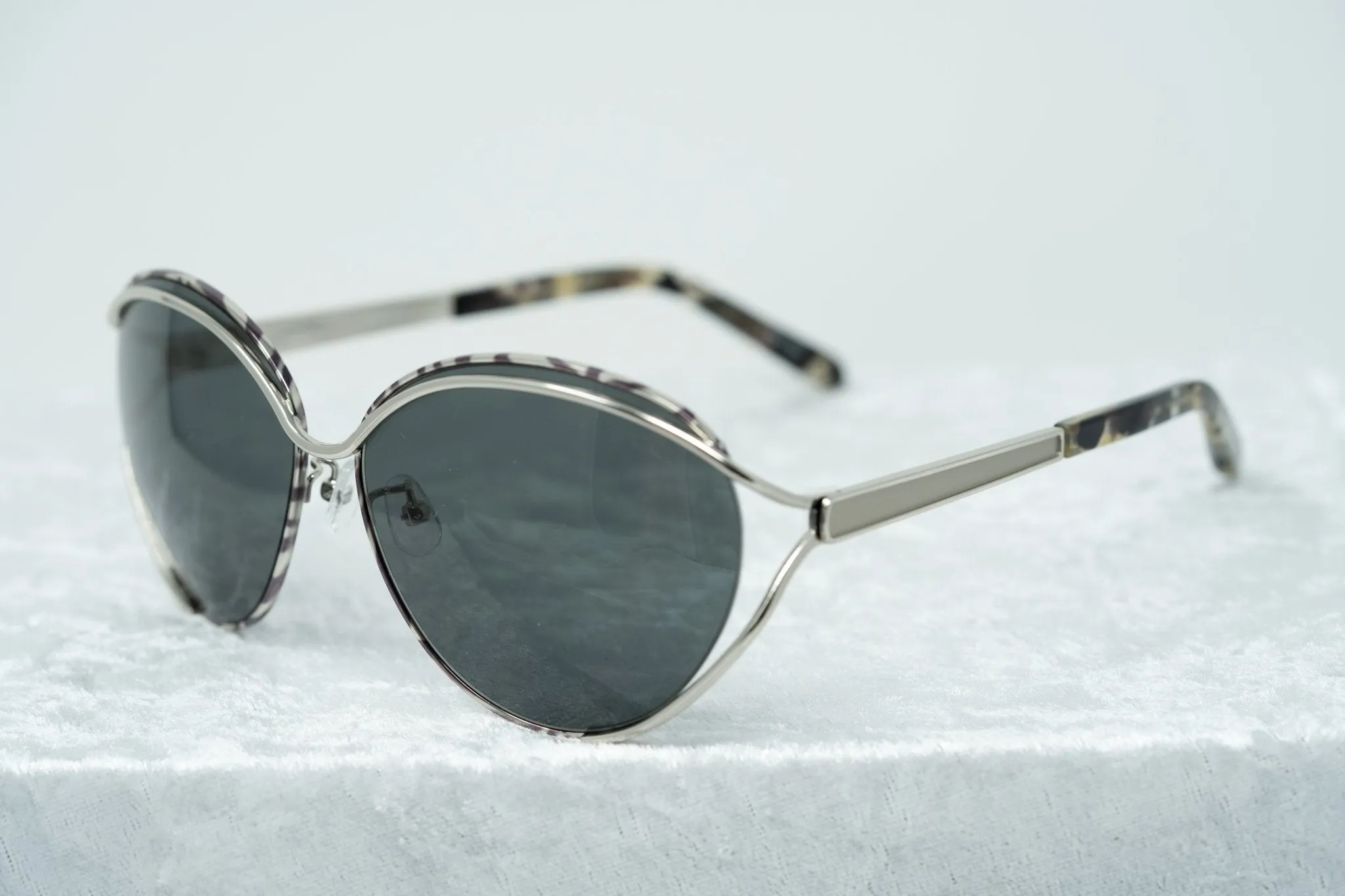 Oscar De La Renta Sunglasses Oval Black White and Grey